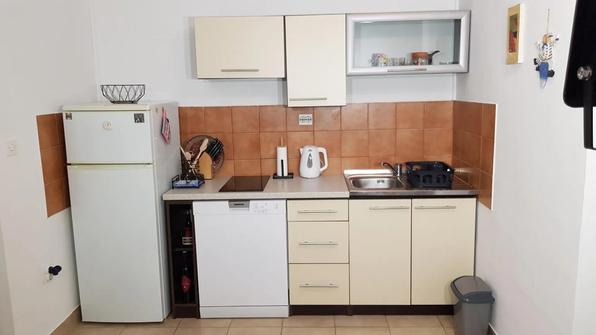Sunset Apartments Vir