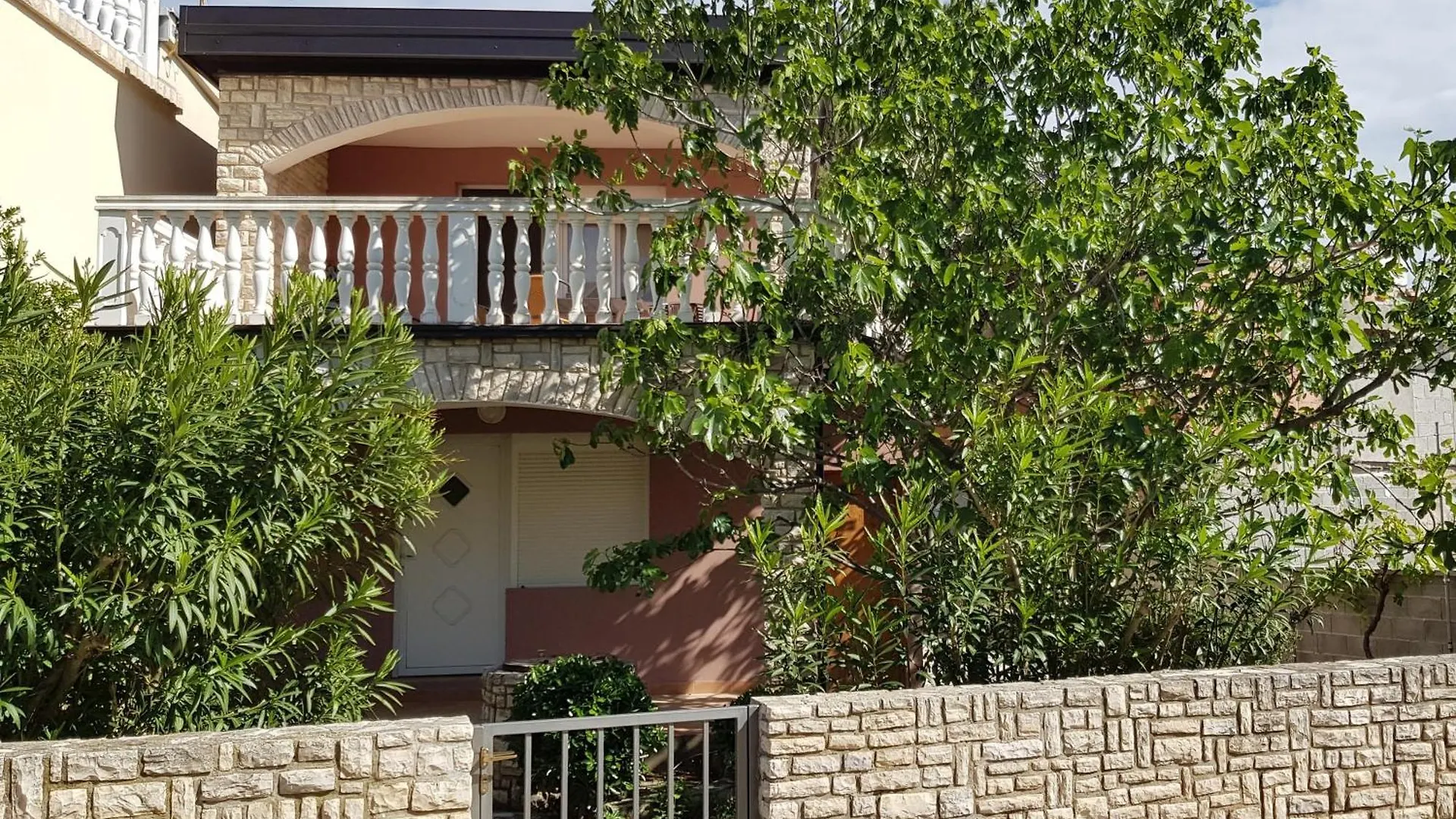 Sunset Apartments Vir